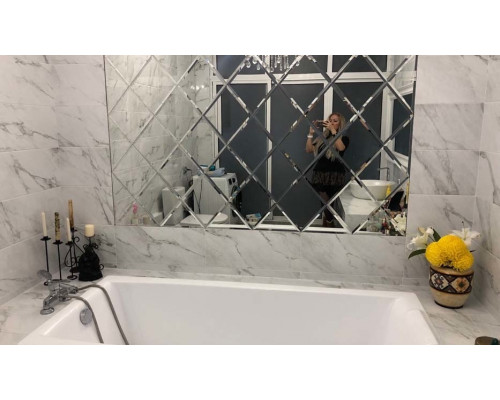 Зеркальное панно ромбами в интерьере ванной комнаты В-1